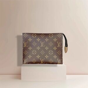 Stunning Louis Vuitton Pochette Toilette 19